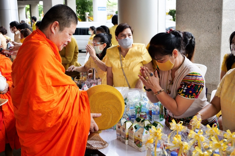 พิธีทำบุญตักบาตรข้าวสารอาหารแห้ง คณะสงฆ์จำนวน 9 รูป จากวัดพระเชตุพนวิมลมังคลารามราชวรมหาวิหาร เพื่อถวายเป็นพระราชกุศล  แด่พระบาท
