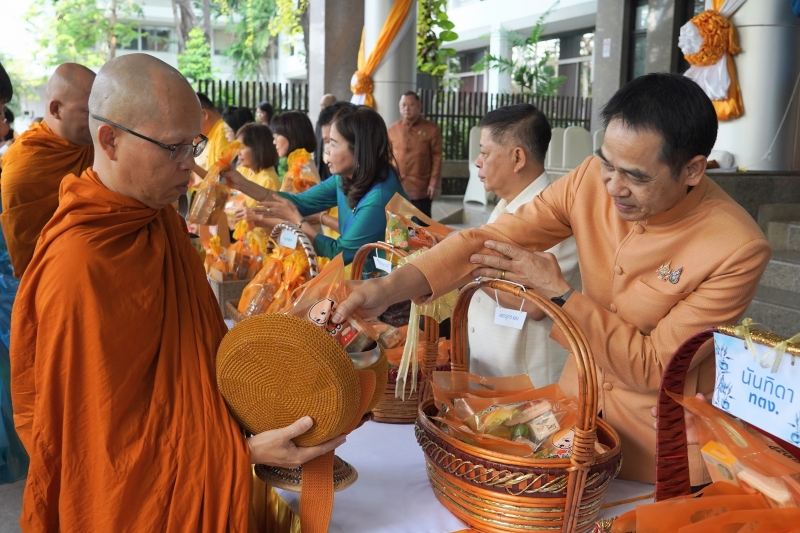 พิธีทำบุญตักบาตรข้าวสารอาหารแห้ง คณะสงฆ์จำนวน 9 รูป จากวัดพระราม 9 กาญจนาภิเษก พระอารามหลวง