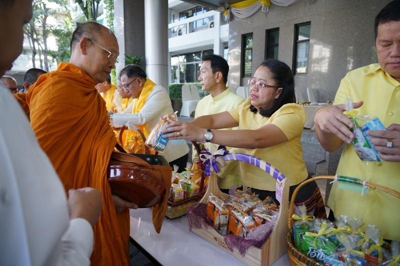 พิธีทำบุญตักบาตรข้าวสารอาหารแห้ง คณะสงฆ์จำนวน 9 รูป จากวัดพระราม 9 กาญจนาภิเษก พระอารามหลวง