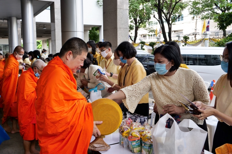 พิธีทำบุญตักบาตรข้าวสารอาหารแห้ง คณะสงฆ์จำนวน 9 รูป จากวัดพระเชตุพนวิมลมังคลารามราชวรมหาวิหาร เพื่อถวายเป็นพระราชกุศล  แด่พระบาท