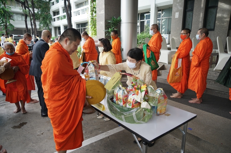 พิธีทำบุญตักบาตรข้าวสารอาหารแห้ง คณะสงฆ์จำนวน 9 รูป จากวัดพระเชตุพนวิมลมังคลารามราชวรมหาวิหาร เพื่อถวายเป็นพระราชกุศล  แด่พระบาท