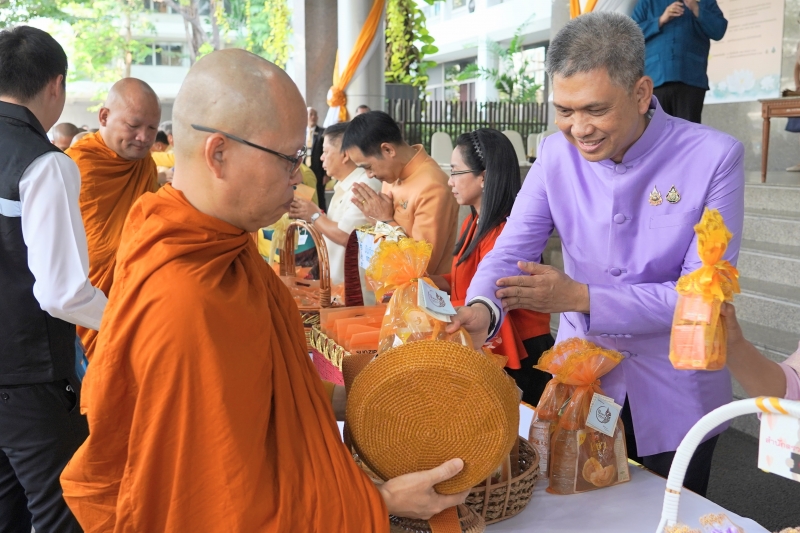 พิธีทำบุญตักบาตรข้าวสารอาหารแห้ง คณะสงฆ์จำนวน 9 รูป จากวัดพระราม 9 กาญจนาภิเษก พระอารามหลวง