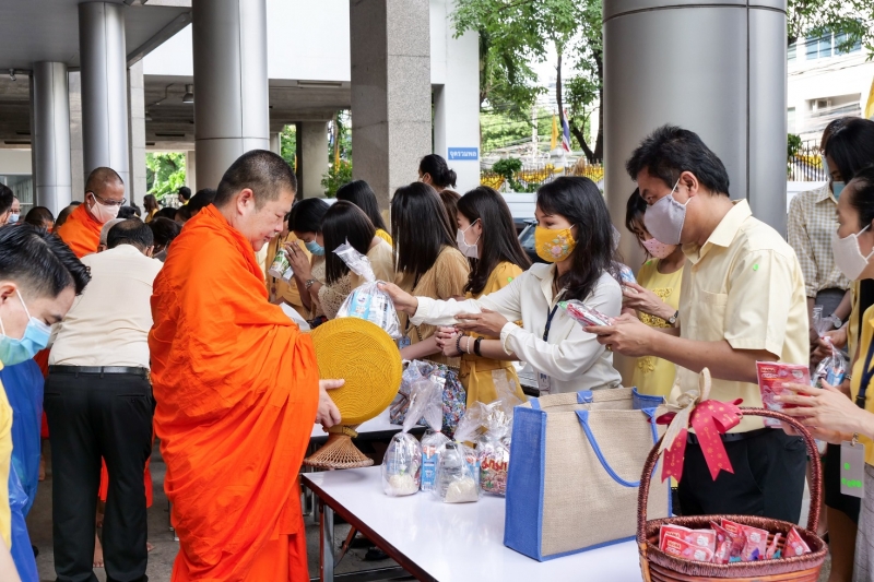 พิธีทำบุญตักบาตรข้าวสารอาหารแห้ง คณะสงฆ์จำนวน 9 รูป จากวัดพระเชตุพนวิมลมังคลารามราชวรมหาวิหาร เพื่อถวายเป็นพระราชกุศล  แด่พระบาท