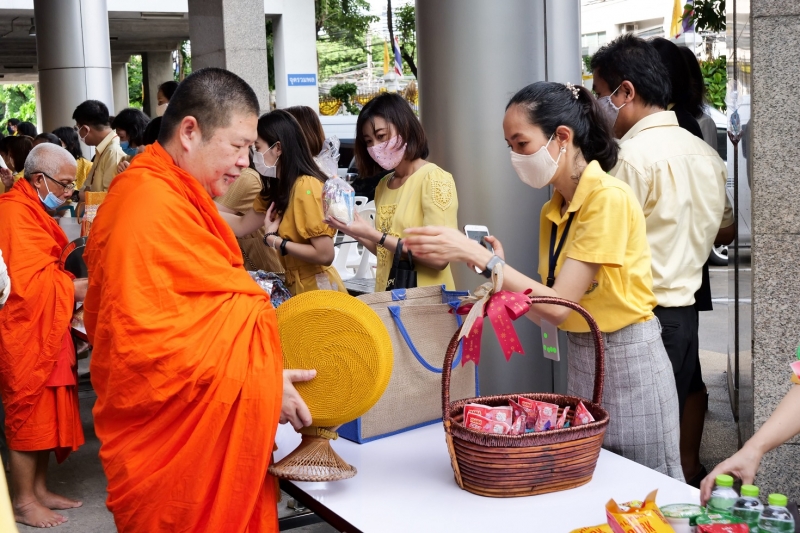 พิธีทำบุญตักบาตรข้าวสารอาหารแห้ง คณะสงฆ์จำนวน 9 รูป จากวัดพระเชตุพนวิมลมังคลารามราชวรมหาวิหาร เพื่อถวายเป็นพระราชกุศล  แด่พระบาท
