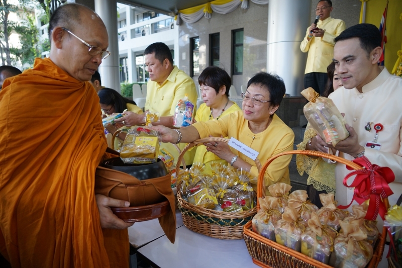 พิธีทำบุญตักบาตรข้าวสารอาหารแห้ง คณะสงฆ์จำนวน 9 รูป จากวัดพระราม 9 กาญจนาภิเษก พระอารามหลวง