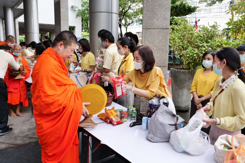 พิธีทำบุญตักบาตรข้าวสารอาหารแห้ง คณะสงฆ์จำนวน 9 รูป จากวัดพระเชตุพนวิมลมังคลารามราชวรมหาวิหาร เพื่อถวายเป็นพระราชกุศล  แด่พระบาท