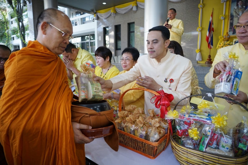 พิธีทำบุญตักบาตรข้าวสารอาหารแห้ง คณะสงฆ์จำนวน 9 รูป จากวัดพระราม 9 กาญจนาภิเษก พระอารามหลวง
