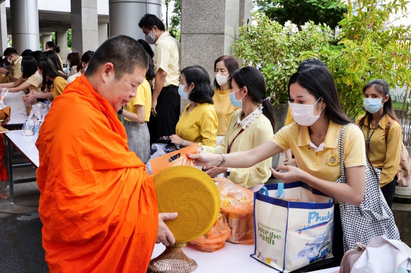 พิธีทำบุญตักบาตรข้าวสารอาหารแห้ง คณะสงฆ์จำนวน 9 รูป จากวัดพระเชตุพนวิมลมังคลารามราชวรมหาวิหาร เพื่อถวายเป็นพระราชกุศล  แด่พระบาท
