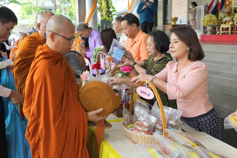 พิธีทำบุญตักบาตรข้าวสารอาหารแห้ง คณะสงฆ์จำนวน 9 รูป จากวัดพระเชตุพนวิมลมังคลารามราชวรมหาวิหาร เพื่อถวายเป็นพระราชกุศล  แด่พระบาท