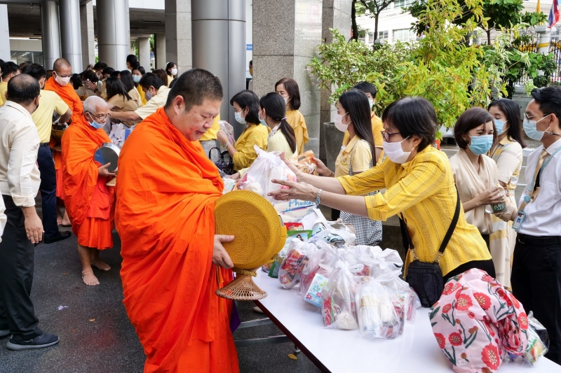 พิธีทำบุญตักบาตรข้าวสารอาหารแห้ง คณะสงฆ์จำนวน 9 รูป จากวัดพระเชตุพนวิมลมังคลารามราชวรมหาวิหาร เพื่อถวายเป็นพระราชกุศล  แด่พระบาท