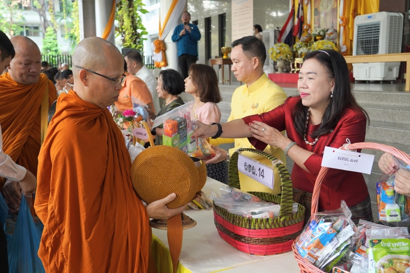 พิธีทำบุญตักบาตรข้าวสารอาหารแห้ง คณะสงฆ์จำนวน 9 รูป จากวัดพระราม 9 กาญจนาภิเษก พระอารามหลวง