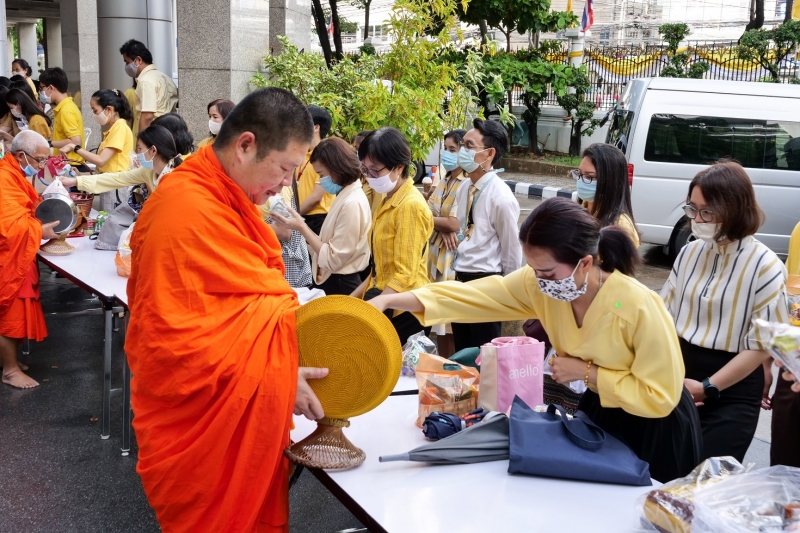 พิธีทำบุญตักบาตรข้าวสารอาหารแห้ง คณะสงฆ์จำนวน 9 รูป จากวัดพระเชตุพนวิมลมังคลารามราชวรมหาวิหาร เพื่อถวายเป็นพระราชกุศล  แด่พระบาท