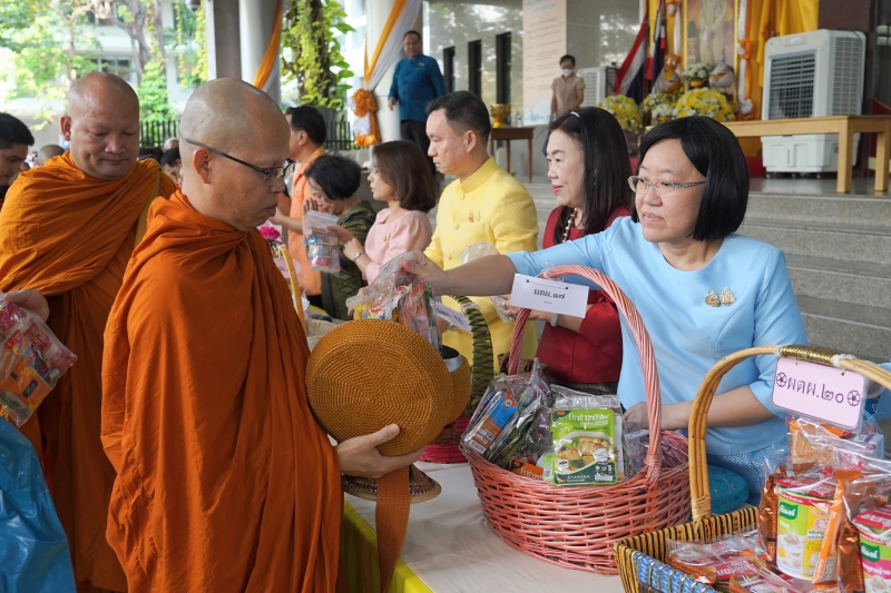 พิธีทำบุญตักบาตรข้าวสารอาหารแห้ง คณะสงฆ์จำนวน 9 รูป จากวัดพระราม 9 กาญจนาภิเษก พระอารามหลวง