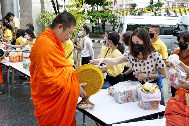 พิธีทำบุญตักบาตรข้าวสารอาหารแห้ง คณะสงฆ์จำนวน 9 รูป จากวัดพระเชตุพนวิมลมังคลารามราชวรมหาวิหาร เพื่อถวายเป็นพระราชกุศล  แด่พระบาท
