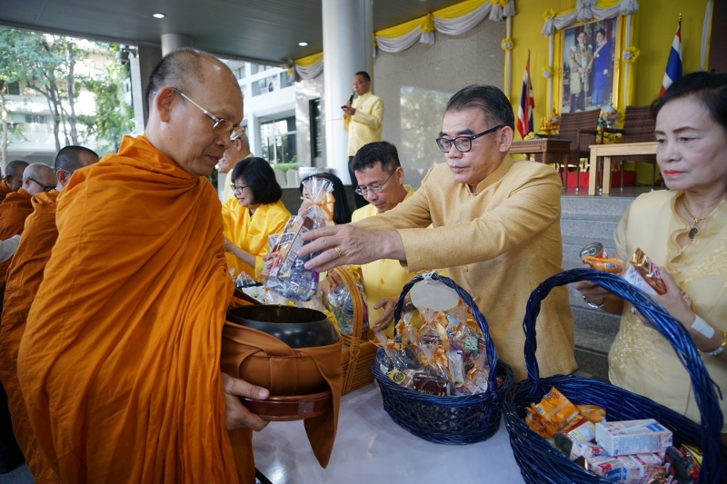 พิธีทำบุญตักบาตรข้าวสารอาหารแห้ง คณะสงฆ์จำนวน 9 รูป จากวัดพระราม 9 กาญจนาภิเษก พระอารามหลวง