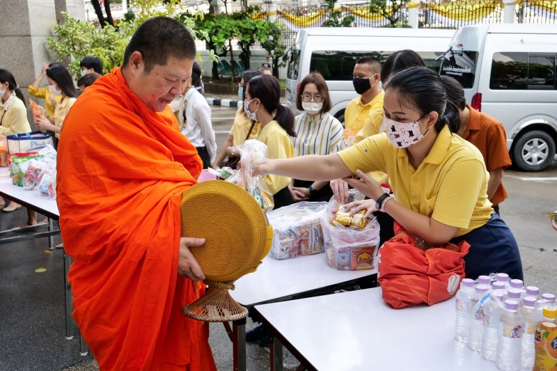 พิธีทำบุญตักบาตรข้าวสารอาหารแห้ง คณะสงฆ์จำนวน 9 รูป จากวัดพระเชตุพนวิมลมังคลารามราชวรมหาวิหาร เพื่อถวายเป็นพระราชกุศล  แด่พระบาท