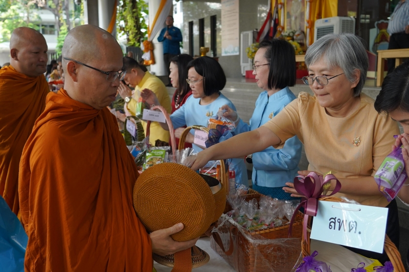 พิธีทำบุญตักบาตรข้าวสารอาหารแห้ง คณะสงฆ์จำนวน 9 รูป จากวัดพระราม 9 กาญจนาภิเษก พระอารามหลวง