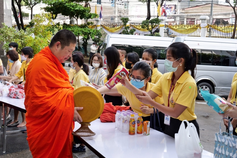 พิธีทำบุญตักบาตรข้าวสารอาหารแห้ง คณะสงฆ์จำนวน 9 รูป จากวัดพระเชตุพนวิมลมังคลารามราชวรมหาวิหาร เพื่อถวายเป็นพระราชกุศล  แด่พระบาท