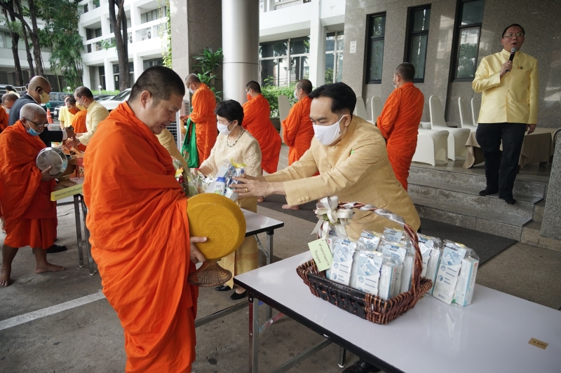 พิธีทำบุญตักบาตรข้าวสารอาหารแห้ง คณะสงฆ์จำนวน 9 รูป จากวัดพระเชตุพนวิมลมังคลารามราชวรมหาวิหาร เพื่อถวายเป็นพระราชกุศล  แด่พระบาท