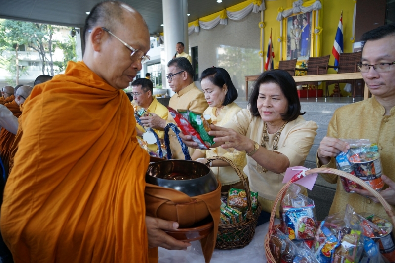พิธีทำบุญตักบาตรข้าวสารอาหารแห้ง คณะสงฆ์จำนวน 9 รูป จากวัดพระราม 9 กาญจนาภิเษก พระอารามหลวง