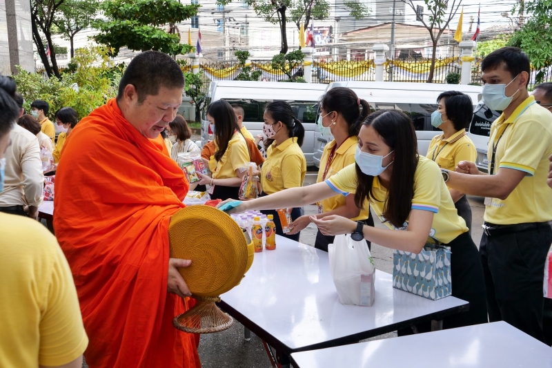 พิธีทำบุญตักบาตรข้าวสารอาหารแห้ง คณะสงฆ์จำนวน 9 รูป จากวัดพระเชตุพนวิมลมังคลารามราชวรมหาวิหาร เพื่อถวายเป็นพระราชกุศล  แด่พระบาท