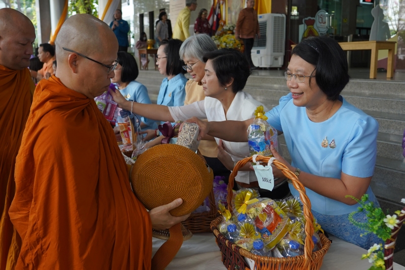 พิธีทำบุญตักบาตรข้าวสารอาหารแห้ง คณะสงฆ์จำนวน 9 รูป จากวัดพระราม 9 กาญจนาภิเษก พระอารามหลวง