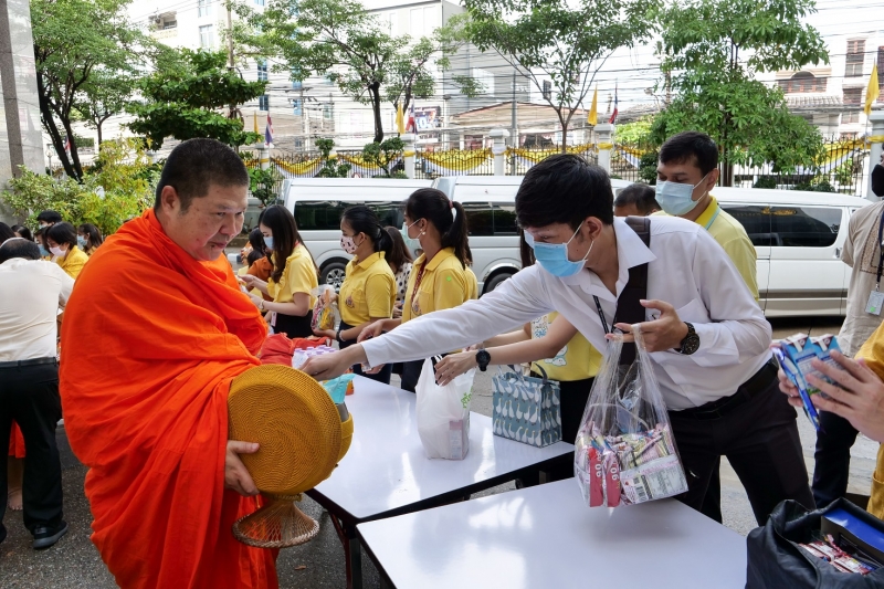 พิธีทำบุญตักบาตรข้าวสารอาหารแห้ง คณะสงฆ์จำนวน 9 รูป จากวัดพระเชตุพนวิมลมังคลารามราชวรมหาวิหาร เพื่อถวายเป็นพระราชกุศล  แด่พระบาท