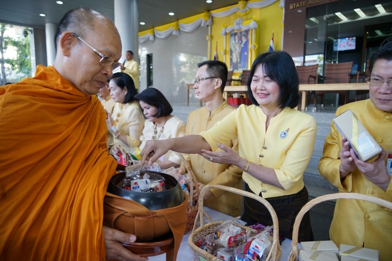พิธีทำบุญตักบาตรข้าวสารอาหารแห้ง คณะสงฆ์จำนวน 9 รูป จากวัดพระราม 9 กาญจนาภิเษก พระอารามหลวง