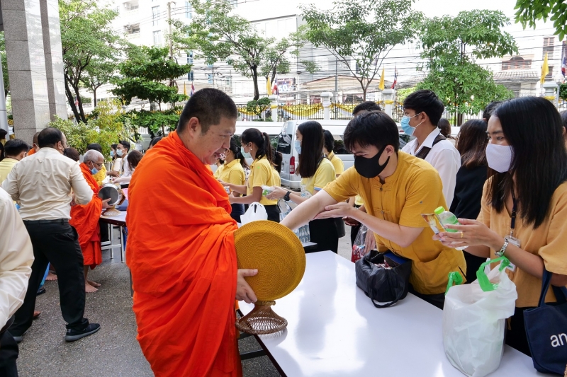 พิธีทำบุญตักบาตรข้าวสารอาหารแห้ง คณะสงฆ์จำนวน 9 รูป จากวัดพระเชตุพนวิมลมังคลารามราชวรมหาวิหาร เพื่อถวายเป็นพระราชกุศล  แด่พระบาท