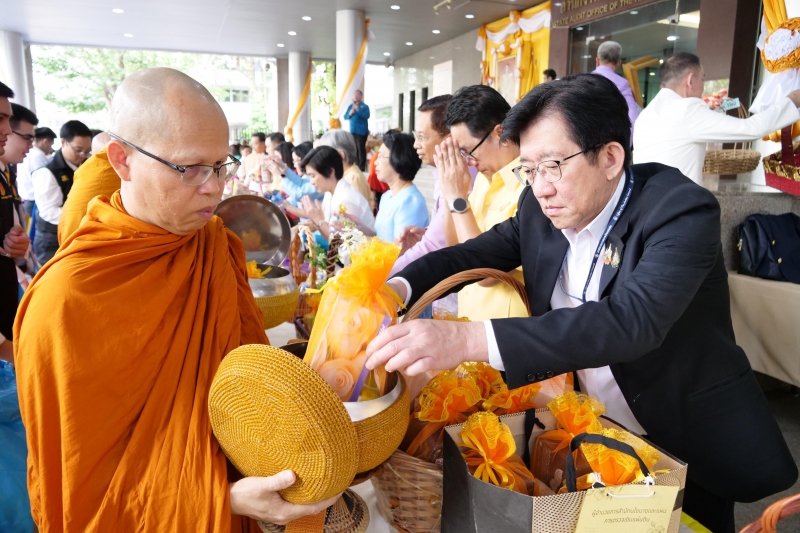 พิธีทำบุญตักบาตรข้าวสารอาหารแห้ง คณะสงฆ์จำนวน 9 รูป จากวัดพระราม 9 กาญจนาภิเษก พระอารามหลวง