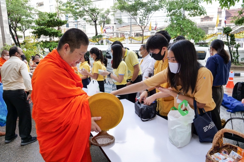 พิธีทำบุญตักบาตรข้าวสารอาหารแห้ง คณะสงฆ์จำนวน 9 รูป จากวัดพระเชตุพนวิมลมังคลารามราชวรมหาวิหาร เพื่อถวายเป็นพระราชกุศล  แด่พระบาท
