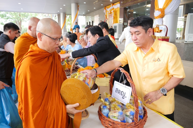 พิธีทำบุญตักบาตรข้าวสารอาหารแห้ง คณะสงฆ์จำนวน 9 รูป จากวัดพระราม 9 กาญจนาภิเษก พระอารามหลวง