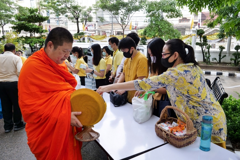 พิธีทำบุญตักบาตรข้าวสารอาหารแห้ง คณะสงฆ์จำนวน 9 รูป จากวัดพระเชตุพนวิมลมังคลารามราชวรมหาวิหาร เพื่อถวายเป็นพระราชกุศล  แด่พระบาท
