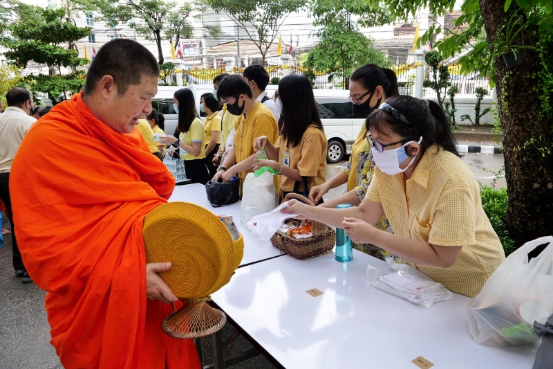 พิธีทำบุญตักบาตรข้าวสารอาหารแห้ง คณะสงฆ์จำนวน 9 รูป จากวัดพระเชตุพนวิมลมังคลารามราชวรมหาวิหาร เพื่อถวายเป็นพระราชกุศล  แด่พระบาท