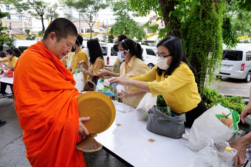 พิธีทำบุญตักบาตรข้าวสารอาหารแห้ง คณะสงฆ์จำนวน 9 รูป จากวัดพระเชตุพนวิมลมังคลารามราชวรมหาวิหาร เพื่อถวายเป็นพระราชกุศล  แด่พระบาท