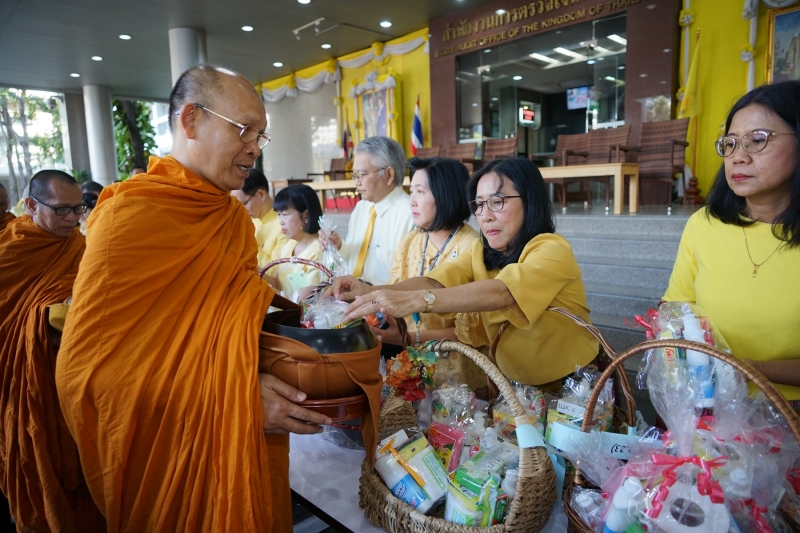 พิธีทำบุญตักบาตรข้าวสารอาหารแห้ง คณะสงฆ์จำนวน 9 รูป จากวัดพระราม 9 กาญจนาภิเษก พระอารามหลวง