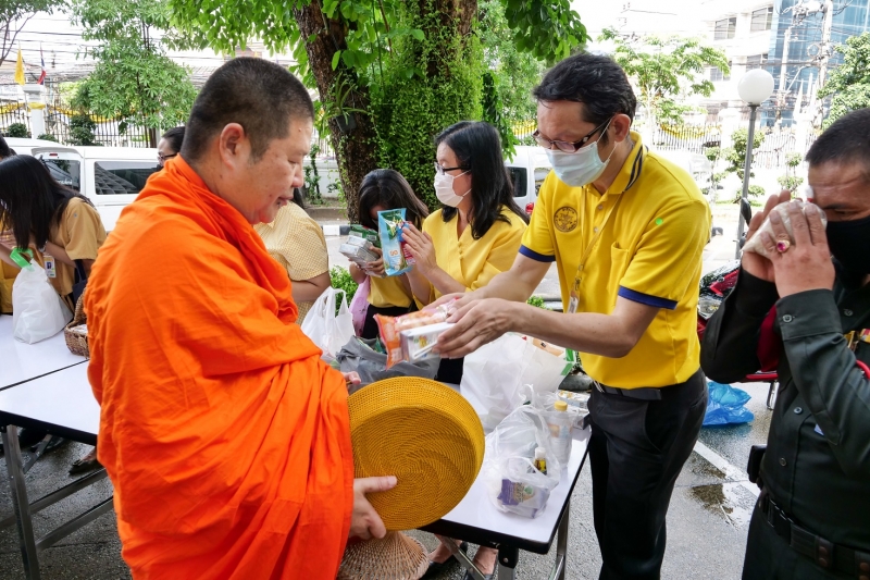 พิธีทำบุญตักบาตรข้าวสารอาหารแห้ง คณะสงฆ์จำนวน 9 รูป จากวัดพระเชตุพนวิมลมังคลารามราชวรมหาวิหาร เพื่อถวายเป็นพระราชกุศล  แด่พระบาท