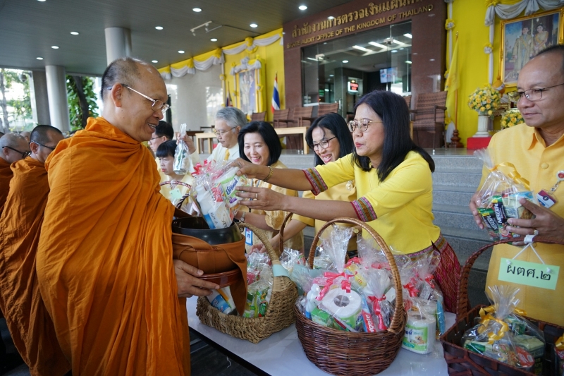 พิธีทำบุญตักบาตรข้าวสารอาหารแห้ง คณะสงฆ์จำนวน 9 รูป จากวัดพระราม 9 กาญจนาภิเษก พระอารามหลวง