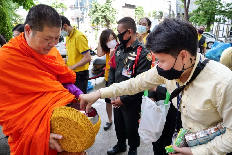 พิธีทำบุญตักบาตรข้าวสารอาหารแห้ง คณะสงฆ์จำนวน 9 รูป จากวัดพระเชตุพนวิมลมังคลารามราชวรมหาวิหาร เพื่อถวายเป็นพระราชกุศล  แด่พระบาท