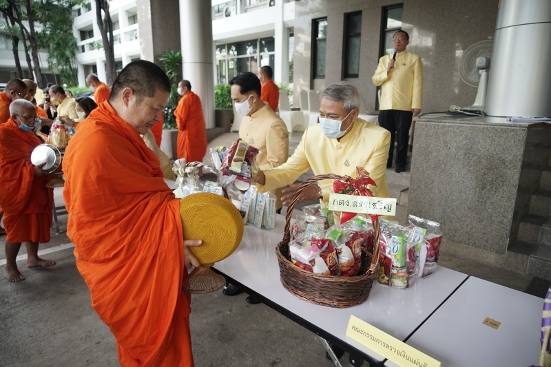 พิธีทำบุญตักบาตรข้าวสารอาหารแห้ง คณะสงฆ์จำนวน 9 รูป จากวัดพระเชตุพนวิมลมังคลารามราชวรมหาวิหาร เพื่อถวายเป็นพระราชกุศล  แด่พระบาท