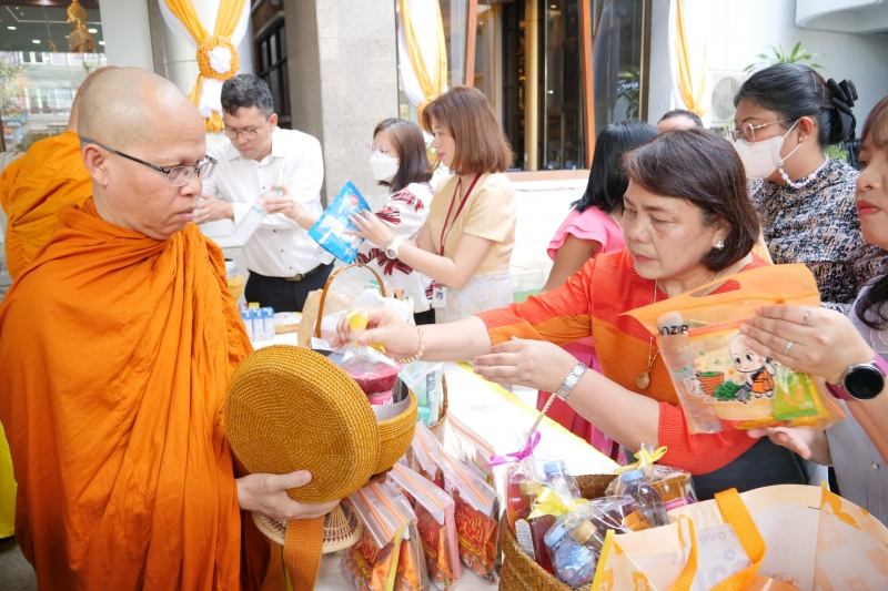 พิธีทำบุญตักบาตรข้าวสารอาหารแห้ง คณะสงฆ์จำนวน 9 รูป จากวัดพระราม 9 กาญจนาภิเษก พระอารามหลวง