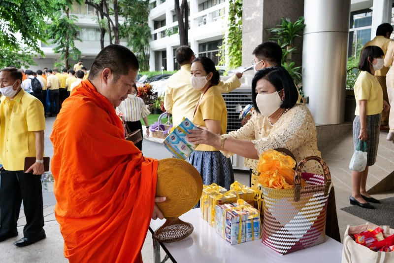 พิธีทำบุญตักบาตรข้าวสารอาหารแห้ง คณะสงฆ์จำนวน 9 รูป จากวัดพระเชตุพนวิมลมังคลารามราชวรมหาวิหาร เพื่อถวายเป็นพระราชกุศล  แด่พระบาท