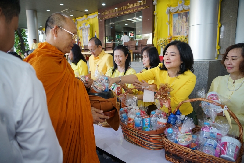 พิธีทำบุญตักบาตรข้าวสารอาหารแห้ง คณะสงฆ์จำนวน 9 รูป จากวัดพระราม 9 กาญจนาภิเษก พระอารามหลวง