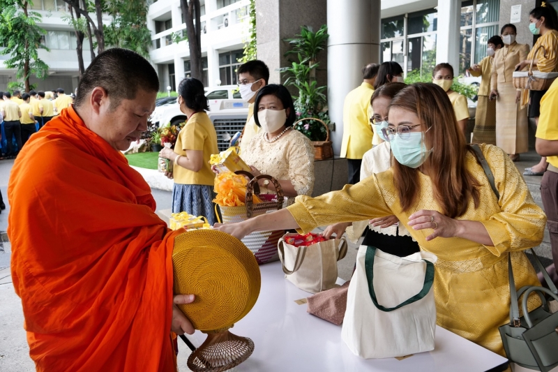 พิธีทำบุญตักบาตรข้าวสารอาหารแห้ง คณะสงฆ์จำนวน 9 รูป จากวัดพระเชตุพนวิมลมังคลารามราชวรมหาวิหาร เพื่อถวายเป็นพระราชกุศล  แด่พระบาท