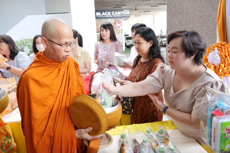 พิธีทำบุญตักบาตรข้าวสารอาหารแห้ง คณะสงฆ์จำนวน 9 รูป จากวัดพระราม 9 กาญจนาภิเษก พระอารามหลวง