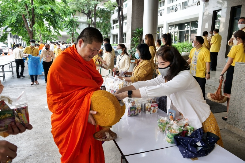 พิธีทำบุญตักบาตรข้าวสารอาหารแห้ง คณะสงฆ์จำนวน 9 รูป จากวัดพระเชตุพนวิมลมังคลารามราชวรมหาวิหาร เพื่อถวายเป็นพระราชกุศล  แด่พระบาท