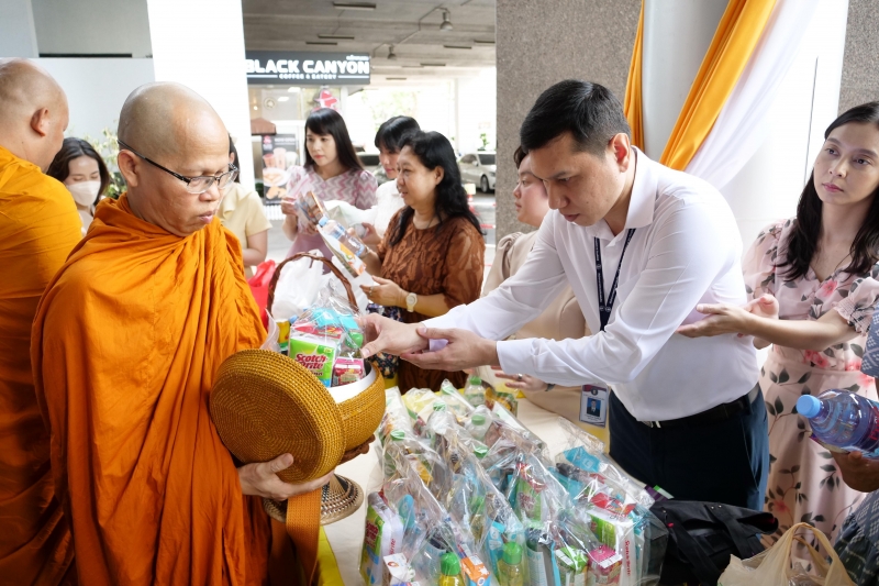 พิธีทำบุญตักบาตรข้าวสารอาหารแห้ง คณะสงฆ์จำนวน 9 รูป จากวัดพระราม 9 กาญจนาภิเษก พระอารามหลวง