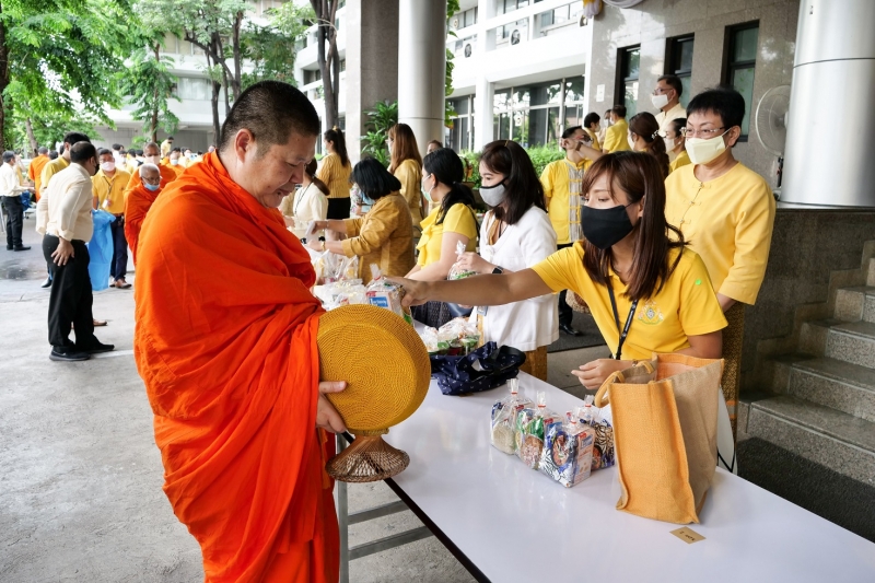 พิธีทำบุญตักบาตรข้าวสารอาหารแห้ง คณะสงฆ์จำนวน 9 รูป จากวัดพระเชตุพนวิมลมังคลารามราชวรมหาวิหาร เพื่อถวายเป็นพระราชกุศล  แด่พระบาท