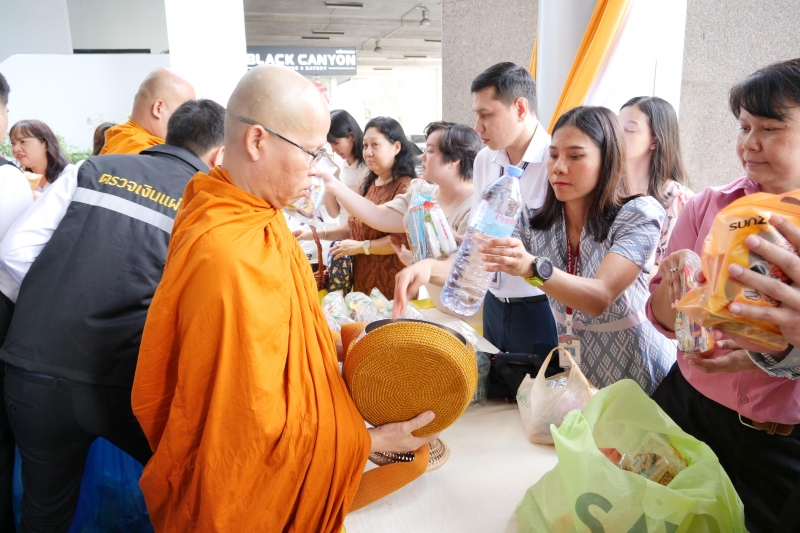 พิธีทำบุญตักบาตรข้าวสารอาหารแห้ง คณะสงฆ์จำนวน 9 รูป จากวัดพระราม 9 กาญจนาภิเษก พระอารามหลวง