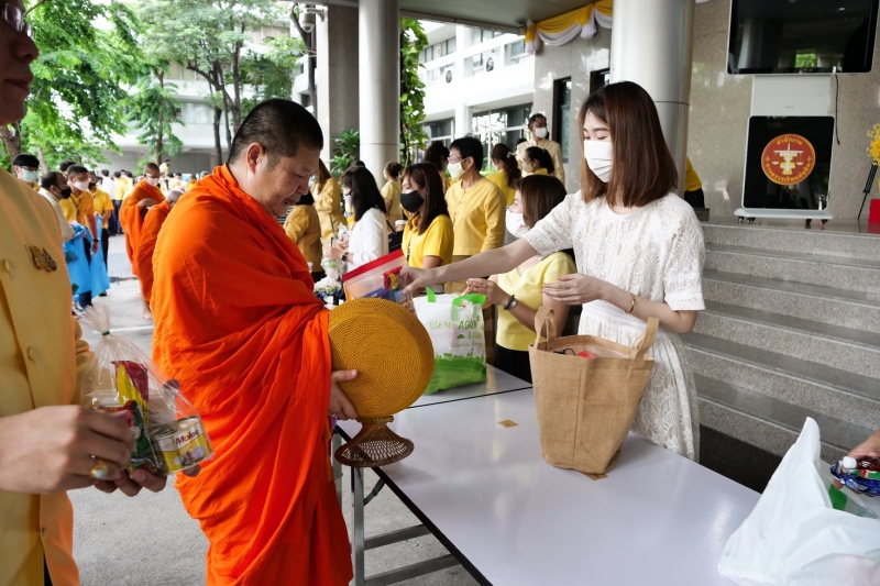 พิธีทำบุญตักบาตรข้าวสารอาหารแห้ง คณะสงฆ์จำนวน 9 รูป จากวัดพระเชตุพนวิมลมังคลารามราชวรมหาวิหาร เพื่อถวายเป็นพระราชกุศล  แด่พระบาท